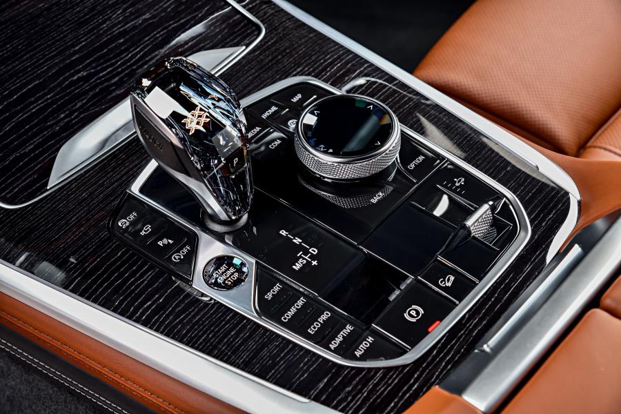 Детали интерьера BMW X7 xDrive50i M Sport (G07) 2019 года  (NA) (фото 101 из 108)